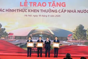 EVN và EVNNPT đón nhận Huân chương Lao động hạng Ba