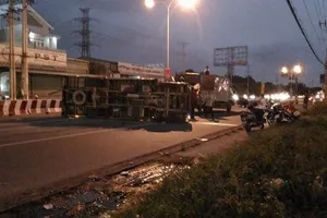 Xe tải va quẹt xe máy, lật ngang trên QL13