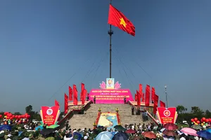 Thượng cờ Tổ quốc mừng Ngày thống nhất non sông