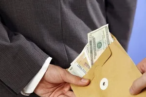 Điều tra một Viện phó VKS huyện bị tố nhận hối lộ