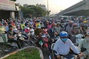 Quanh Bến xe Miền Đông ùn tắc liên tục