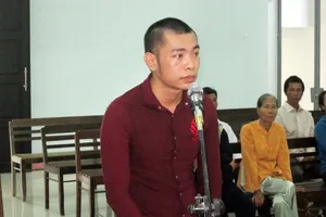 Nghe tiếng la của mẹ, chạy ra chém chết cậu ruột