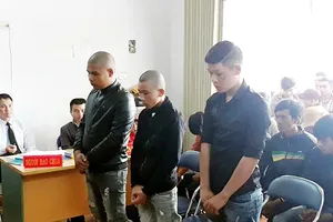 Vô cớ bị ném đá, chém người trọng thương