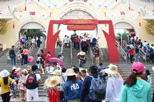 Khu du lịch Suối Tiên đông nghẹt dịp nghỉ lễ 2-9