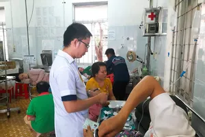 Điều tra vụ gần 200 người nhập viện nghi ngộ độc sau tiệc cưới