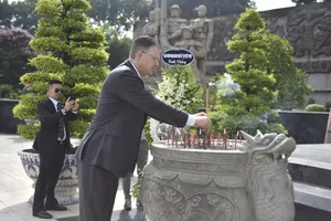 Đại sứ Daniel Kritenbrink đến thăm Nghĩa trang Liệt sĩ TP.HCM hôm 21-6. Ảnh: American Center HCMC