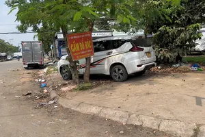 Nhếch nhác việc xả rác tràn lan kế chợ đầu mối nông sản Hóc Môn, TP.HCM