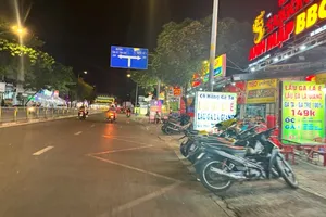 Vỉa hè, lòng đường lại biến thành 'chợ trời' dịp cuối năm