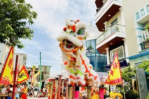  Múa lân sư rồng 'hốt bạc' dịp tết