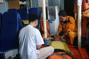 Cứu sống thuyền trưởng nguy kịch trên biển Hoàng Sa