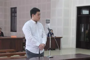 10x thuê ô tô mang tới tiệm phụ tùng rã từng món... bán