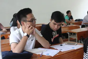 Thứ trưởng Bộ GD&ĐT làm việc với hội đồng chấm thi Đà Nẵng