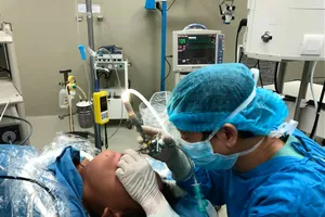 Gắp con đỉa dài 4 cm từ cổ họng bệnh nhân