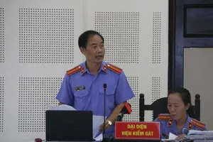 Vợ chồng giám đốc buôn lậu gỗ trắc bị đề nghị đến 14 năm tù