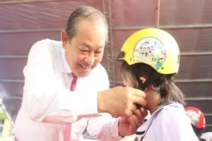  Phó Thủ tướng Trương Hòa Bình tặng mũ bảo hiểm cho HS Đà Nẵng