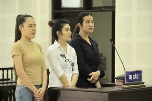 Nhóm chuyển giới dụ khách rồi 'đưa vào tròng'