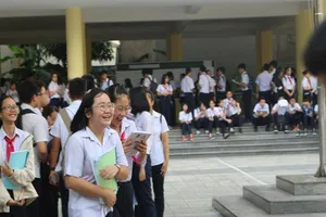 'Thi xong ba con mình đi ăn bánh canh nghe!'