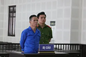 Lãnh 20 năm tù vì nhặt gói hàng dưới gốc cây