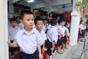 Đà Nẵng: Đại biểu ngồi sau học sinh trong lễ khai giảng