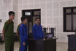 Hai thanh niên mang mã tấu vào phòng trọ truy sát