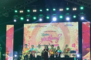 Danh hài Hoài Linh vui tết sớm với bà con Đà Nẵng