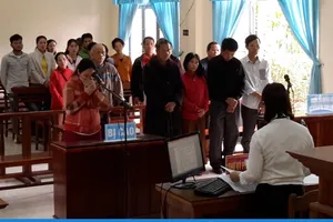 Người phụ nữ xúc động ôm ân nhân khi được trả tự do tại tòa