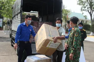 Thành đoàn Đà Nẵng trao quà hỗ trợ các khu cách ly tập trung