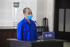 Cựu bác sĩ lãnh án vì lừa xin việc