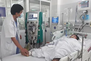 Hái nấm về ăn tối, 3 người trong 1 gia đình nguy kịch