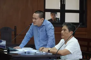 Tòa tuyên án, nhiều người đứng ngoài cổng vỗ tay 