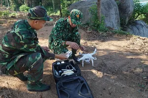 Bộ đội biên phòng dùng flycam truy tìm phạm nhân trốn trại