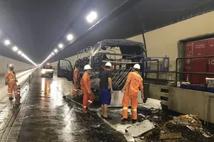 Xe tải bốc cháy trong hầm Hải Vân, tài xế hoảng loạn 