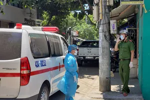 Lực lượng chức năng đưa người tiếp xúc gần với BN 418 đi cách ly. Ảnh: T.AN