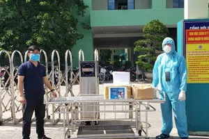 Tặng 200 cuốn sách viết về đại dịch COVID-19 cho BV Đà Nẵng