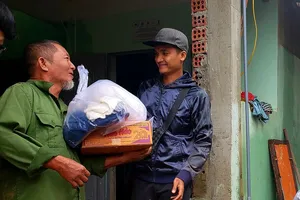 Diễn viên Mạc Văn Khoa: “Mong bà con sớm ổn định cuộc sống“