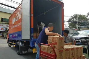 Báo Pháp Luật TP.HCM tiếp tục trao 1.000 suất quà ở miền Trung