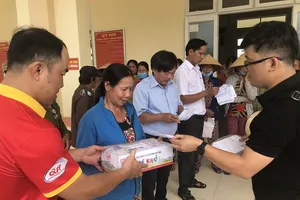 Bà con Quảng Nam phấn khởi vì có tiền lợp lại mái tôn