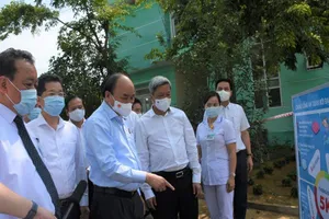 Chủ tịch nước Nguyễn Xuân Phúc kiểm tra tại BV Phổi Đà Nẵng