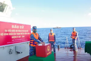 Những lá phiếu bầu cử trên biển của lực lượng Vùng 3 Hải Quân