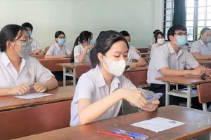 Hơn 13.000 học sinh Đà Nẵng kín mít khẩu trang đi thi vào lớp 10