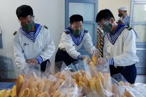 Các chiến sĩ hải quân xuyên đêm làm bánh mì tặng người dân Đà Nẵng
