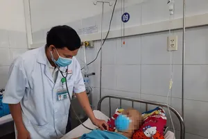 Mổ lấy khối u khổng lồ cho bệnh nhân 16 tuổi thường xuyên phải ngủ ngồi