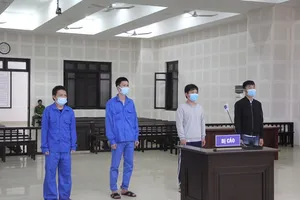 Nhóm côn đồ đánh người dã man vì cục sạc điện thoại