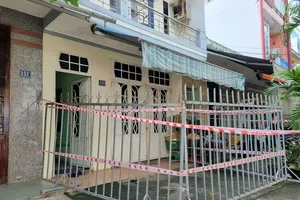 'Vượt rào’ ra ngoài khi cách ly COVID-19, một gia đình bị lập rào sắt trước nhà