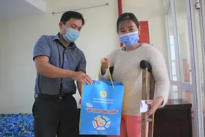 Vụ DN thua lỗ rồi ‘mất tích’: Công nhân vỡ òa khi nhận lại tiền lương bị nợ