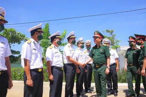 Trung tướng Ngô Minh Tiến kiểm tra lực lượng 'mắt thần' ở đảo Lý Sơn