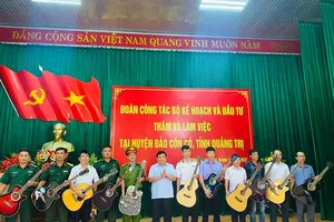 Bộ trưởng Nguyễn Chí Dũng thăm, tặng quà quân, dân huyện đảo Cồn Cỏ 