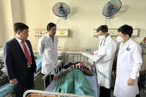 Thứ trưởng Bộ Y tế Trần Văn Thuấn thăm hỏi nạn nhân vụ tai nạn ở Quảng Nam