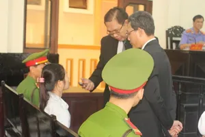 Vụ án có đông luật sư bào chữa: Bị cáo khai bị dọa kiện