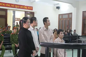 Mua bán ma túy đá, cặp vợ chồng hờ cùng lãnh án nặng